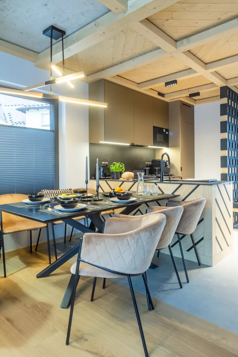 salon w nowoczesnym domku na wynajem w góralskim stylu